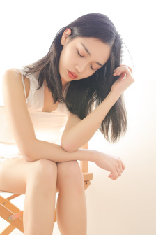秘书穿开档情趣内衣上班